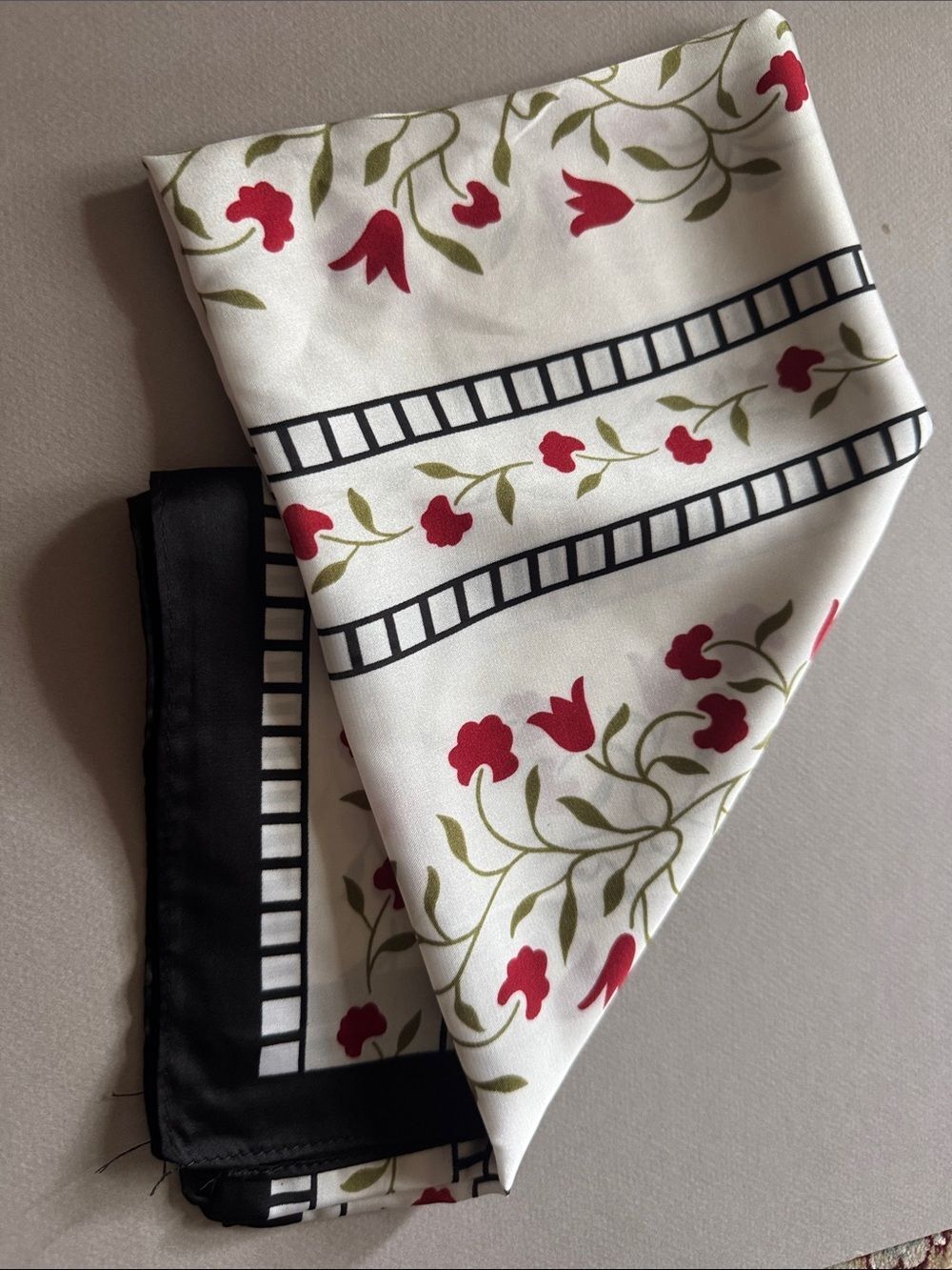 Elegant Floral White Scarf A807 - Picture 3 of 3